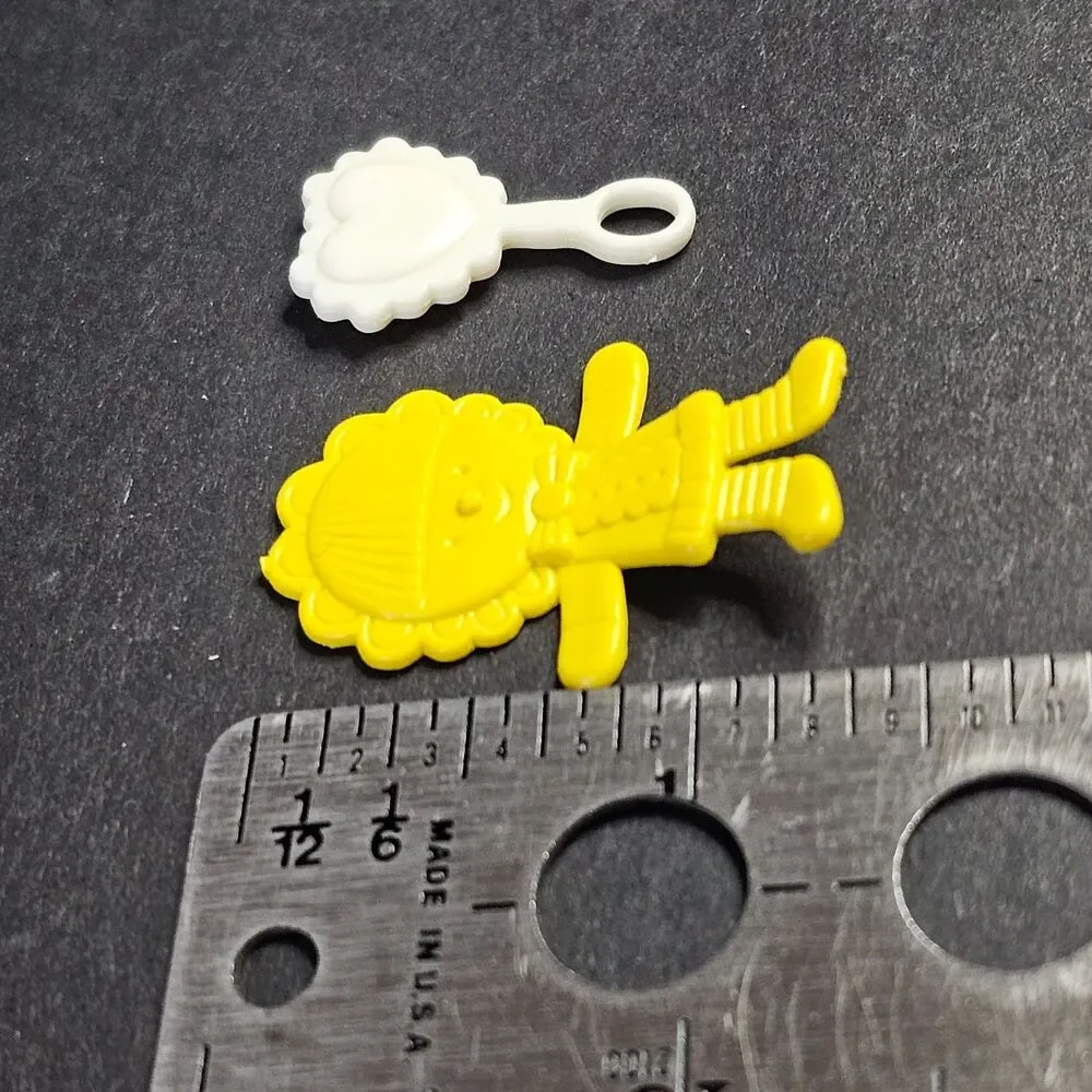 Vtg Barbie Little Sister (Kelly/Krissy) Yellow Rag Doll White Rattle Accessories
